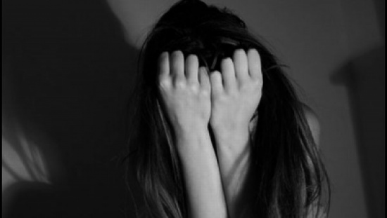 بنغالية تخنق نفسها بقطعة قماش بنغالية تخنق نفسها بقطعة قماش