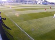 بالفيديو: مدرب يضرب لاعباً بوحشية لتناوله وجبة في ماكدونالدز