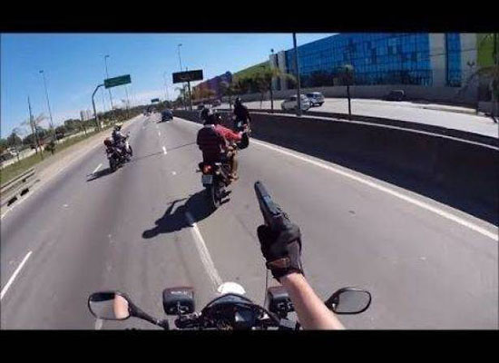 بالفيديو: شاهد مطاردات رجال الشرطة للمجرمين بالدراجات النارية