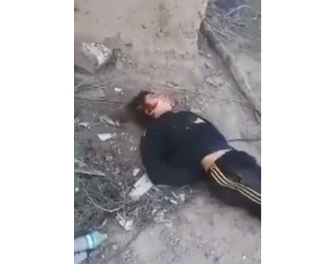 بالفيديو : شاهد قبل الحذف : جندي عراقي يقتل طفلا بالرصاص في تكريت بالفيديو : شاهد قبل الحذف : جندي عراقي يقتل طفلا بالرصاص في تكريت