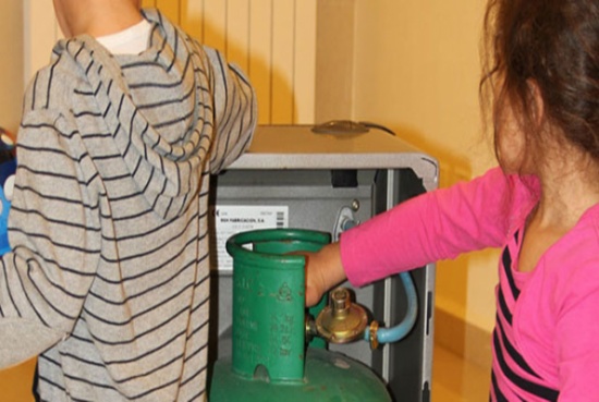 6 اصابات بحريق منزل في عين الباشا