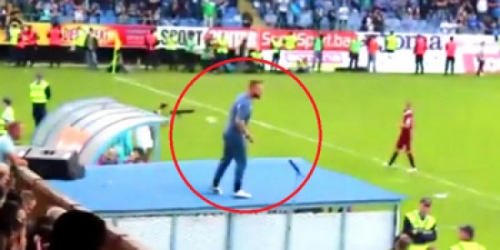 شاهد: كيف قام مدرب بوسني بتوجيه لاعبيه بعد حصوله على بطاقة حمراء؟