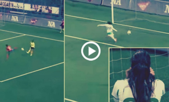 شاهد.. لاعبة تسجل هدفا في مرمى فريقها بطريقة قد لا تتكرر