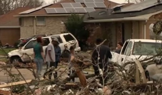 شاهد..  إعصار مدمر يحول مدينة أمريكية إلى ركام