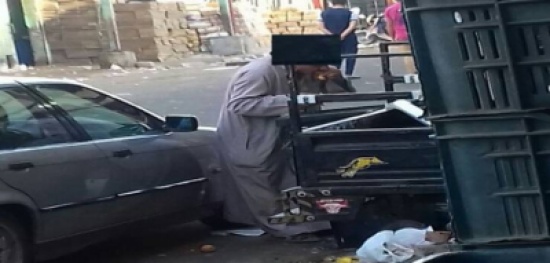 صور| ماذا يفعل هذا العجوز في صندوق القمامة؟! صور| ماذا يفعل هذا العجوز في صندوق القمامة؟!