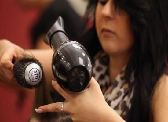 تغريم مصففة شعرنرويجية رفضت استقبال محجبة