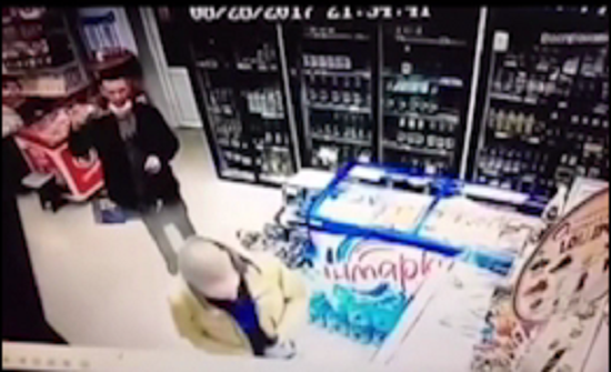 بالفيديو.. رجل فشل في لفت نظر فتاة فأشعل النار في نفسه بالفيديو.. رجل فشل في لفت نظر فتاة فأشعل النار في نفسه