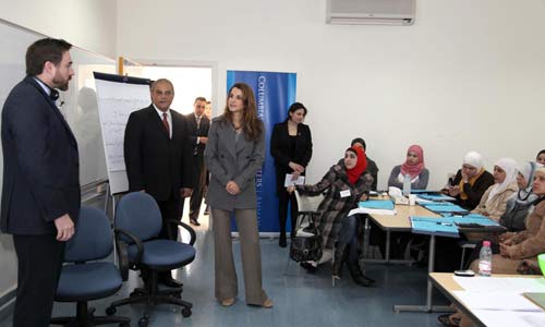 الملكة تتفقد احدى الدورات التدريبية لمركز أبحاث جامعة كولومبيا حول العنف الأسري