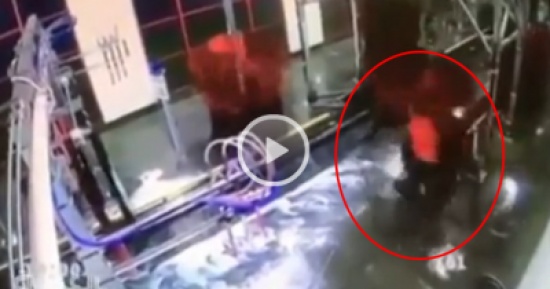 بالفيديو.. مدير محطة تنظيف السيارات يعلق في فرشاة ضخمة للغسيل