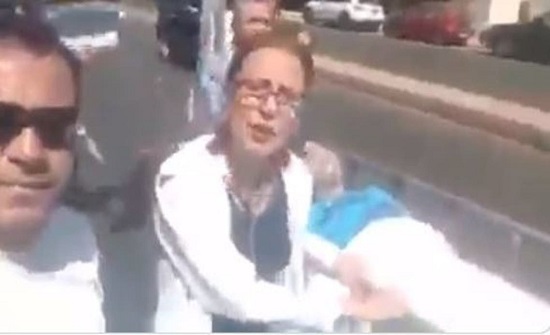 فيديو يوثق نقل مريض سيرا على الأقدام بلبنان.. والسبب صادم فيديو يوثق نقل مريض سيرا على الأقدام بلبنان.. والسبب صادم