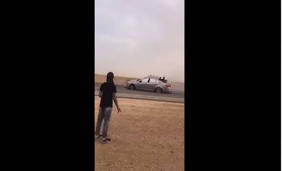 رد فعل صادم لشاب متهور تسبب في إصابة صديقه بحادث مروع (فيديو)