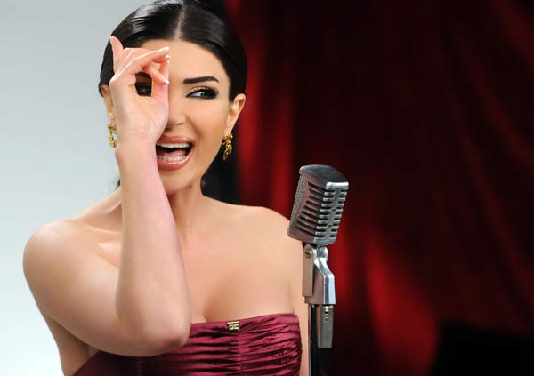 بالصور دينا حايك تستقبل عيد الحب بأغنية "منبقى عشاق"