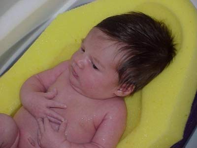 يعاقب طفله بالماء الساخن بعد أن بلل حفاضته يعاقب طفله بالماء الساخن بعد أن بلل حفاضته