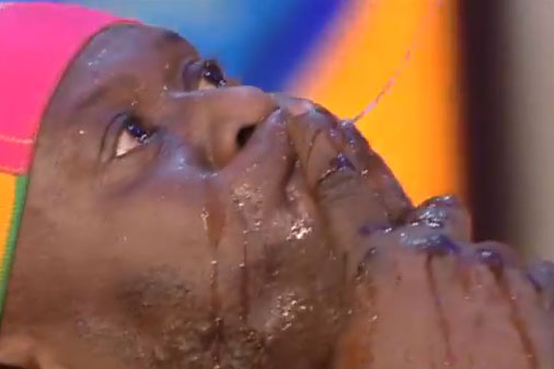 رجل يتحول إلى نافورة