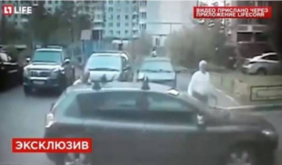 بالفيديو.. لحظة استدراج مسن لطفلة إلى منزله والاعتداء عليها بالفيديو.. لحظة استدراج مسن لطفلة إلى منزله والاعتداء عليها