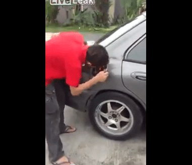 ماليزي مجنون يشعل سيجارته عن طريق خزان وقود السيارة !