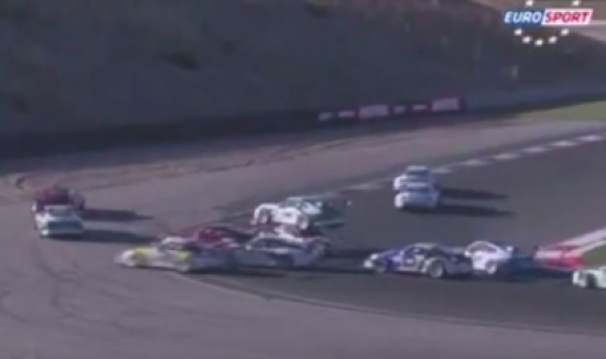 تصادم بين سيارتي سباق