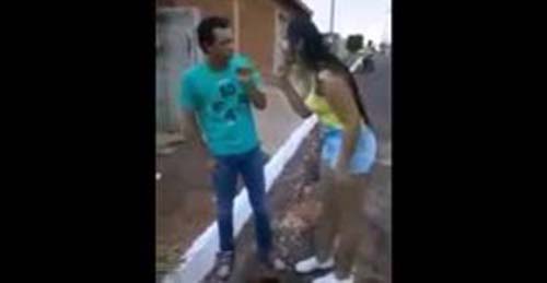 بالفيديو.. امرأة تصفع زوجها وتهينه لعدم تنظيفه المنزل بالفيديو.. امرأة تصفع زوجها وتهينه لعدم تنظيفه المنزل