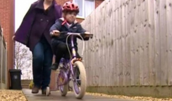 الشرطة تهدد طفلة بريطانية أثناء ركوبها الدراجة