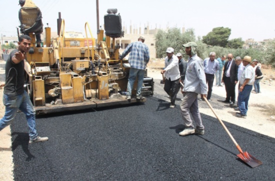 تفقد اعمال تعبيد الشوارع في اربد