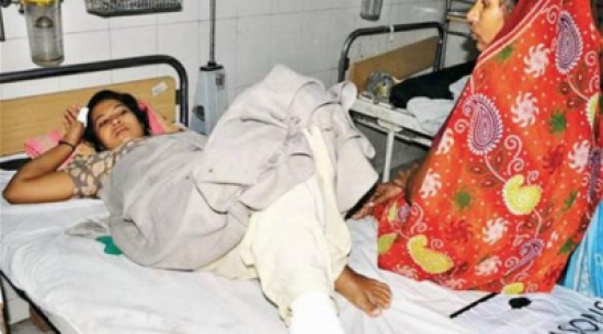 هندية تنقذ ابنتها من بين فكي تمساح بعصا الغسيل