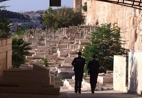 الاحتلال يستولي على جزء من مقبرة ملاصقة للأقصى بالقدس الاحتلال يستولي على جزء من مقبرة ملاصقة للأقصى بالقدس