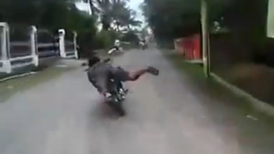 بهلوان على دراجة نارية !