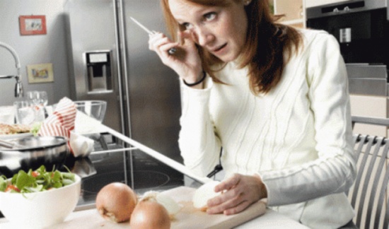 العلماء يكشفون السبب الحقيقي للدموع التي تنزل بسبب تقشير البصل