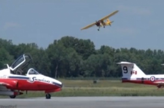 فيديو: هبوط طائرة على ظهر شاحنة