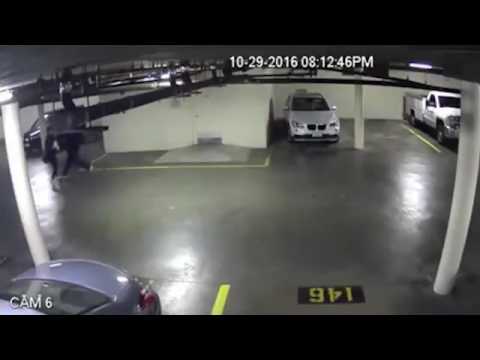 بالفيديو: لحظة تعرض امرأة للسرقة من مهرج مسلح