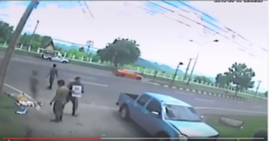 فيديو| شبح يخرج من جسد فتاة لحظة وفاتها بعد حادث قاتل !