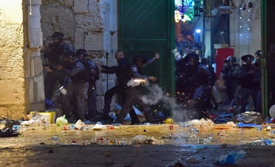 إصابة 53 فلسطينيا في اقتحام الاحتلال الإسرائيلي للمسجد الأقصى وحي الشيخ جراح إصابة 53 فلسطينيا في اقتحام الاحتلال الإسرائيلي للمسجد الأقصى وحي الشيخ جراح