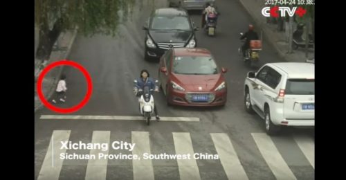 فيديو لا يصدق.. نجاة طفلة من دهس سيارتين لها بأعجوبة!