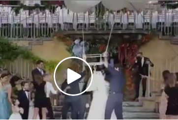 عروس لبنانية تطير مع البالونات في السماء!!