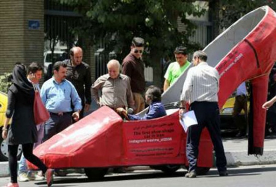 شاهد.. حذاء يتجول في شوارع طهران ويدهش المارة