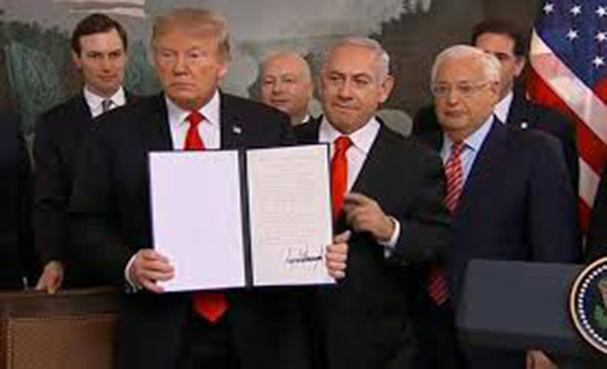 بالفيديو : ترامب يوقع مرسوما يعترف بسيادة إسرائيل على الجولان