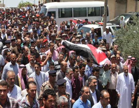 بالصور ... المئات يشيعون جثمان الشهيد الصبيحي في إربد