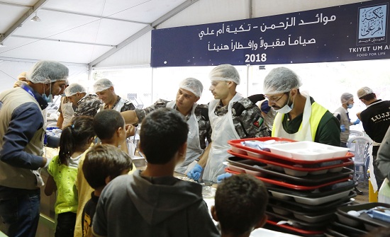الدرك يشارك في خدمة إفطار الصائمين في تكية أم علي الدرك يشارك في خدمة إفطار الصائمين في تكية أم علي