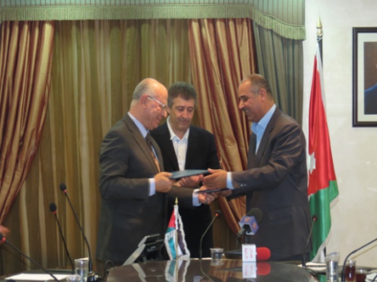 القطامين يرعى توقيع عقدي عمل جماعيين