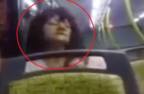 فيديو| روح شريرة تستحوذ على امرأة وهي على متن حافلة! فيديو| روح شريرة تستحوذ على امرأة وهي على متن حافلة!