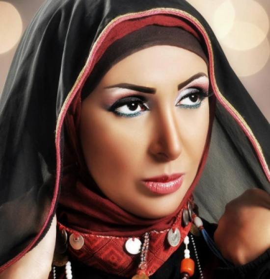 شاهد| بعد أن خلعت حجابها.. شاهيناز تتباهى بشعرها!