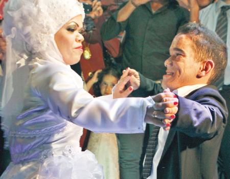 بالفيديو  اقصر زوجين في الأردن يرزقان بـ " عبير "