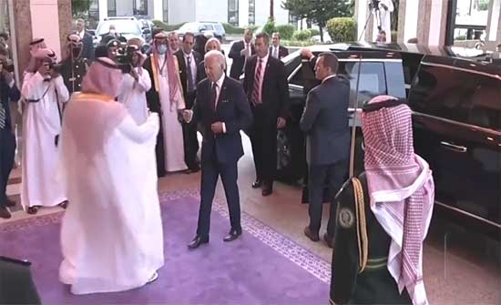 الرئيس الأميركي يصل جدة ويلتقي الملك سلمان وولي العهد السعودي .. بالفيديو الرئيس الأميركي يصل جدة ويلتقي الملك سلمان وولي العهد السعودي .. بالفيديو