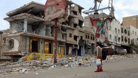 قذيفة حوثية تقتل رجلا وزوجته وأطفالهما