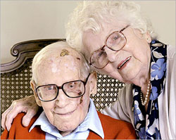 معمرين بدأت أسنانهم بالظهور من جديد