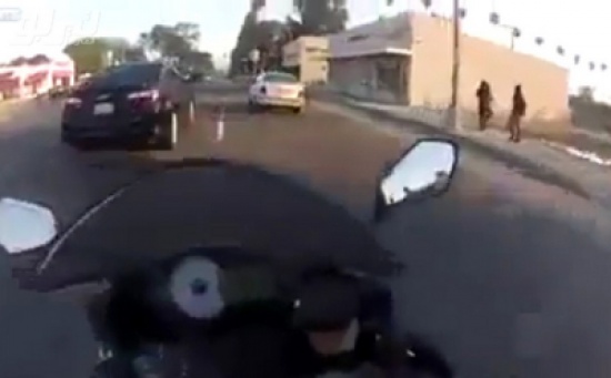 شاهد: كيف تجاوز سائق دراجة 4 حوادث بـ 4 ثوان