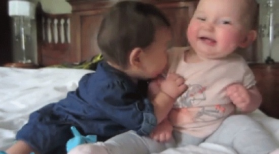 نقاش بين طفلتين