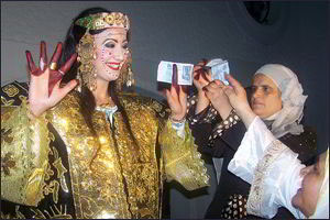 تونس تستعيد فستان زفاف عمره 100 عام