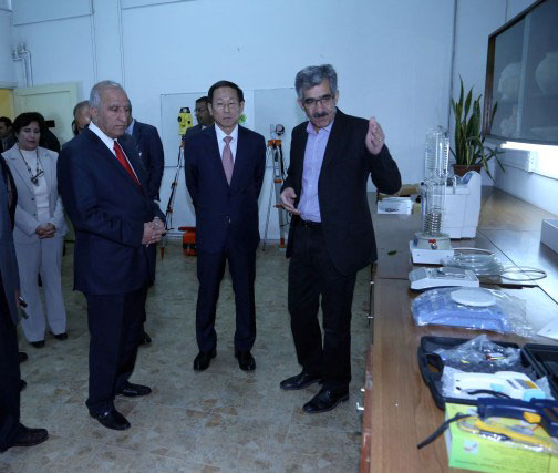 متحف الآثار في "الأردنية" يتسلم أجهزة مخبرية من السفارة الكورية