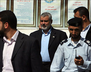 مواجهات بالخليل وهنية يدعو لانتفاضة   